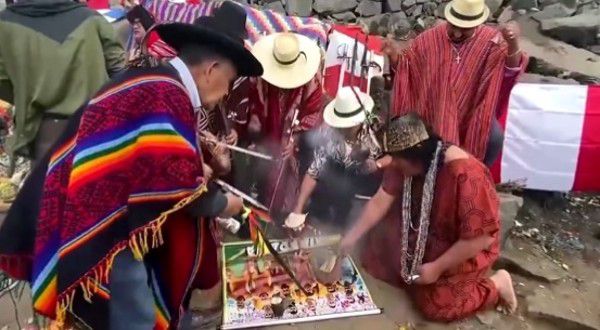 马岚赞同的说道：你说得对，估计就跟以前那个叫什么姐的网红似的，恬着脸说自己的智商前三百年后三百年无人能及，现在不还是跑到国外给人家做美甲去了？萧常坤笑呵呵的说道：我还以为那个宋婉婷真有多大本事呢，没想到竟然想出这么低级的招数，真是令人大跌眼镜。