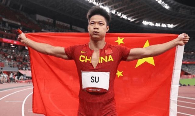 “你可以看到萨拉赫在球场上是如何跑位的，他在球场上是如何发挥的，也可以看到他在球场之外是如何注意饮食的。